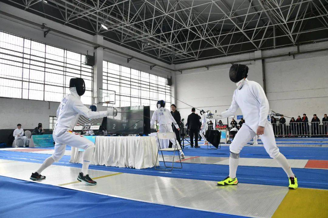 塞尔维亚运动员在击剑比赛中取得冠军